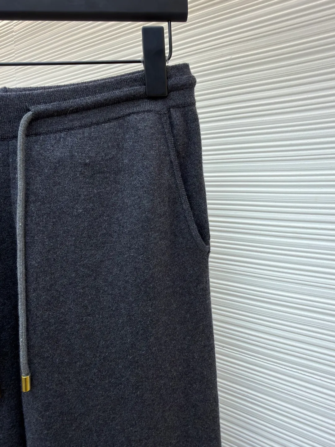 LOUIS VUITTON wool knitted printed leggings trousers ●Original version: Purchased and developed by 13100 ●Item number: 1682079-B70 ●Fabric: wool blended fabric ●Technology: knitted ●Color: gray ●Version: fitted version ●Weight: about 500 grams ●Size: S-M-L-XL ●Description: Wool custom-dyed with 48s cashmere blended imported yarn, imported Stoll 14-needle double-sided jacquard process, a single piece takes 280 minutes per piece, the pockets are made of 60s modal cotton, the cashmere feels very soft and waxy, with high warmth retention, custom-made logo zipper, specific three-label washing, the overall routing is straight and delicate, the fabric is comfortable and soft, the color is consistent and no color difference It can be matched with the same style to create a fashionable look, and can be used in various occasions. Customized accessories, complete with three standards, same style for men and women!